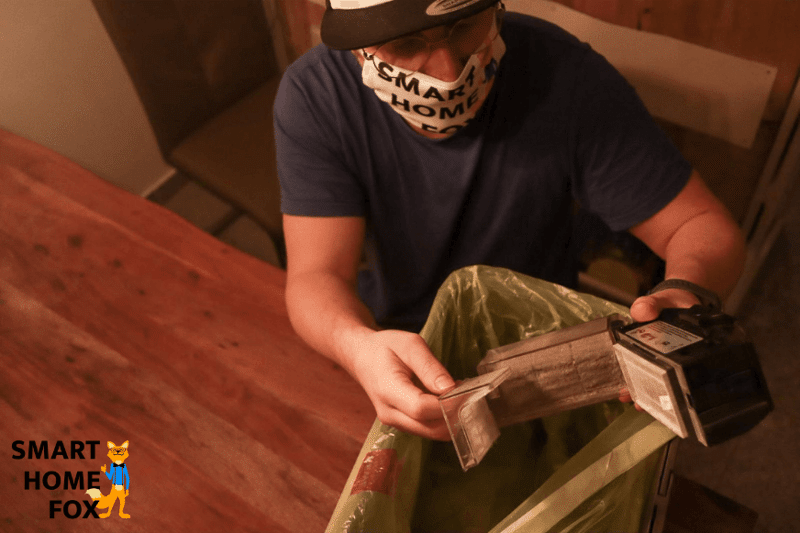 Der HEPA-Filter wird über dem Mülleimer gereinigt, hierbei wird ein Mundschutz getragen.